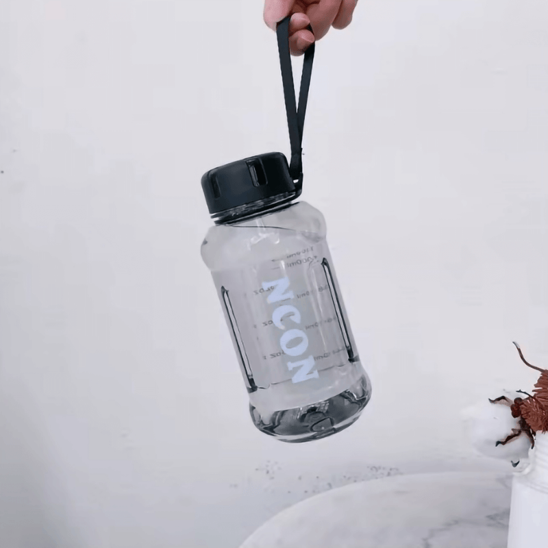 QLEENA NCON - Erstklassige Trinkflasche perfekt für Unterwegs (1100ml)