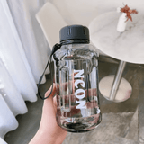 QLEENA NCON - Erstklassige Trinkflasche perfekt für Unterwegs (1100ml)